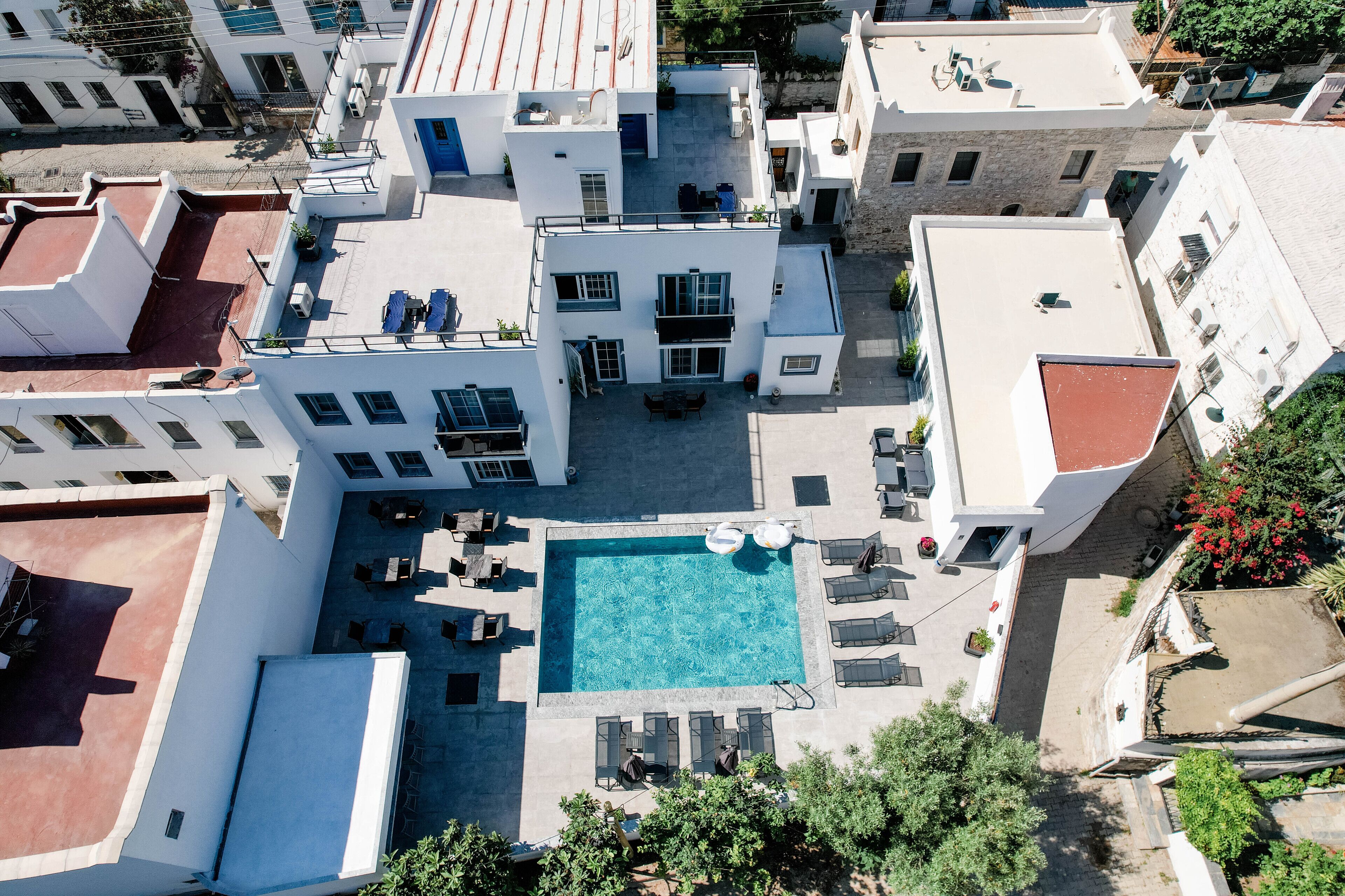 Una piscina al aire libre de temporada, sombrillas