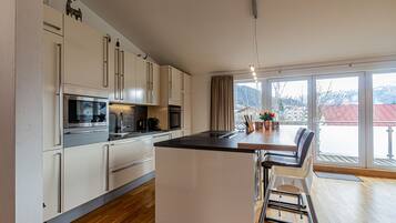 Frigorifero, microonde, forno, piano cottura