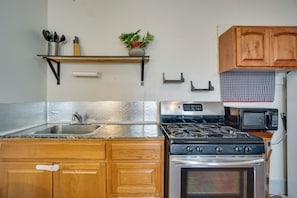 Réfrigérateur, micro-ondes, plaque de cuisson, cafetière/bouilloire