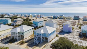 Una zona residenziale sul lungomare, con case dotate di balconi e vista sulla spiaggia.