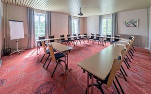 Unclassified image, 4 of 67, button