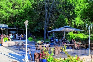 Outdoor dining - Club Domaine de Chateau Laval (Gréoux-les-Bains)