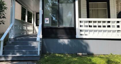 Affordable 4 bedrooms /FREE parking/15 mins to Airport/ FREE monthly Cleanings