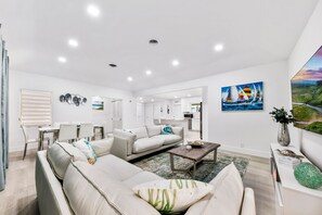 Smart TV, mesa de pingue-pongue, livros