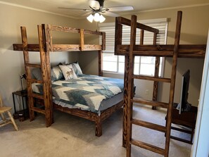 3 bedrooms, bed sheets - Strawberry Cabin 3BR, 2BA (Pine)