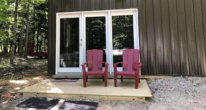 Hockey Room - Sleeps 7, Two TVs & Wooded Trails