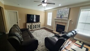 Living area - Masters Rentals! 5bd 4bath house, 7 miles from National golf course (Martinez)