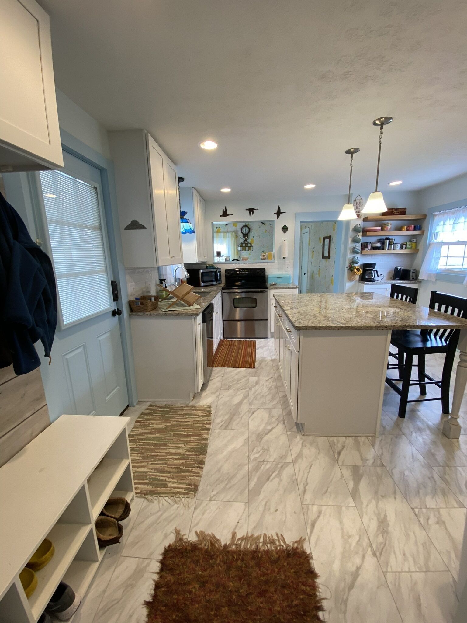 Jääkaappi, mikroaaltouuni, uuni, liesi