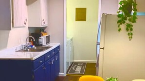 Een koffiezetapparaat/waterkoker, een koelkast, een microgolfoven