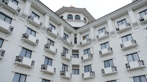 A multi-story building with balconies and large windows. - Reddoorz Premium @ Bandung City Center (Bandung)