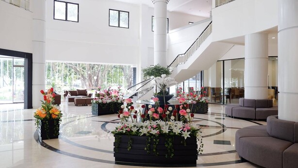 A spacious lobby with a central staircase, large windows, and multiple seating areas. - Reddoorz Premium @ Bandung City Center (Bandung)