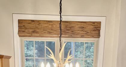 Beautiful Hendersonville an Adorable bright 3bdrm home 1.3 miles from downtown