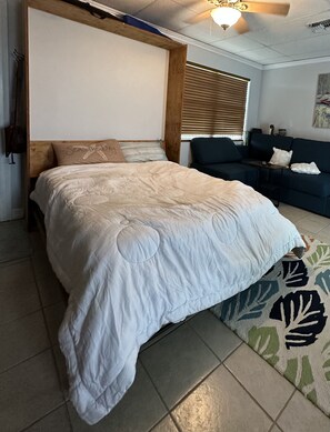 1 dormitorio, escritorio, tabla de planchar con plancha y wifi