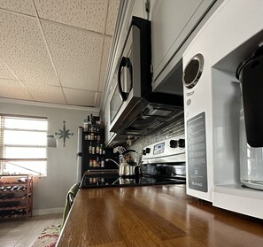 Refrigerador, horno, parrilla de estufa y tetera eléctrica 