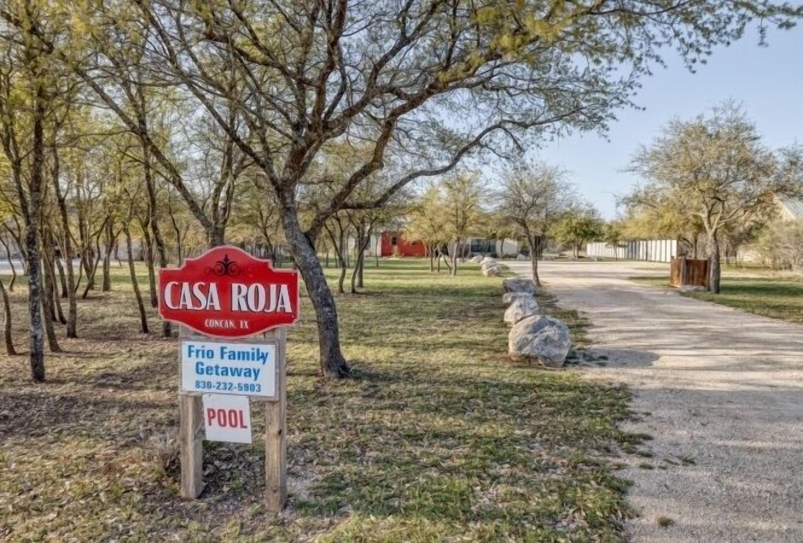 Schild für Casa Roja, ein Urlaubsziel für Familien mit Pool, gelegen in Concan, TX.