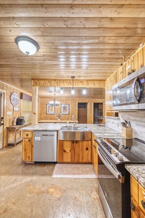 Fridge, microwave, oven, stovetop - Private River Access and wheelchair accessable (Concan)