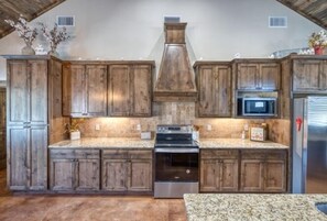 ثلاجة، ميكروويف، فرن، موقد طهي مسطح