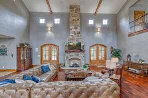 Smart TV, fireplace - Heartstone Subdivsion with pool and river frontage (Concan)
