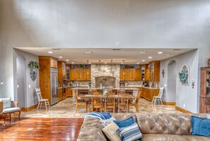 Smart TV, fireplace - Heartstone Subdivsion with pool and river frontage (Concan)