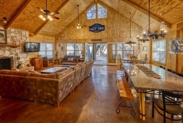 Smart-tv och eldstad