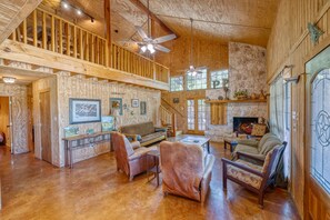 Smart TV, fireplace, DVD player - Beautiful home in the Comanche Crossing Subdivision (Concan)