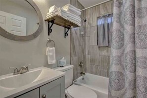 Sèche-cheveux, serviettes fournies, savon, papier toilette