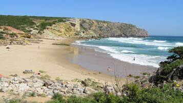 Chaises longues, serviettes de plage