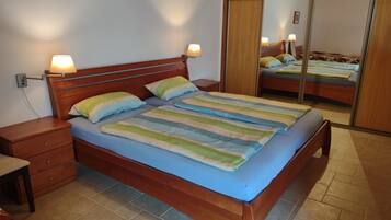 3 habitaciones, tabla de planchar con plancha y cuna de viaje