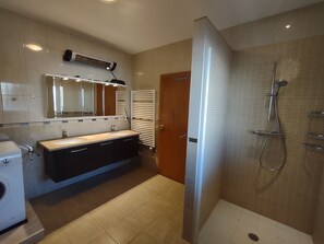 Shower, hair dryer, bidet, towels - Vacation home "Ingrina sea view" in Ingrina Sol, (Cerro do Homem) near Raposeira (Raposeira)