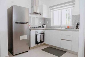 Kühlschrank, Mikrowelle, Ofen, Kochgeschirr/Geschirr/Besteck