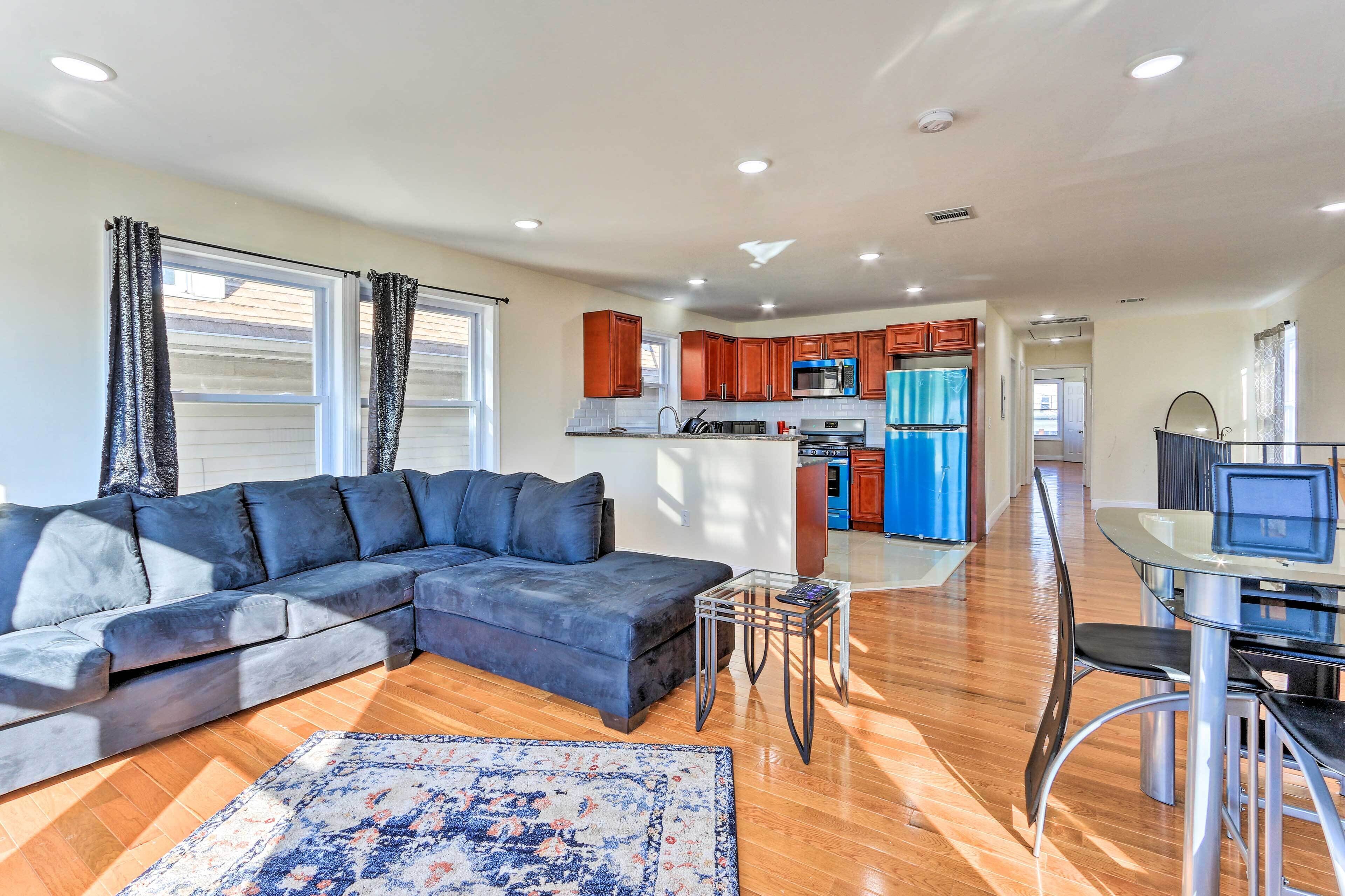 Bright Irvington Home ~ 2 Mi to Prudential Center!