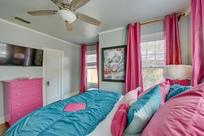 3 bedrooms, desk, iron/ironing board, travel cot - 'The Pink Azalea' - Tyler Home w/ Yard + Patio! (Tyler)