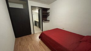 2 soverom, skrivebord, strykejern/-brett og wi-fi