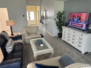 テレビ、書庫、ステレオ