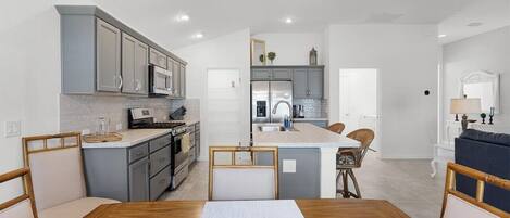 Réfrigérateur, four à micro-ondes, un four, surface de cuisson