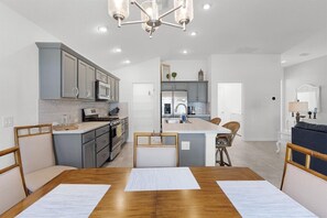 Kylskåp, mikrovågsugn, ugn och spishäll