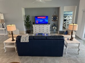 Téléviseur, livres, chaîne audio