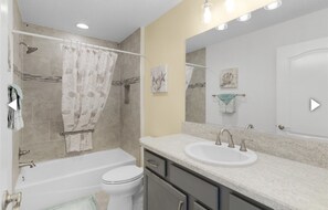 Ensemble douche/baignoire, sèche-cheveux, serviettes fournies