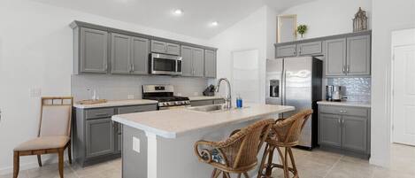 ثلاجة، ميكروويف، فرن، موقد طهي مسطح