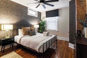 2 bedrooms, iron/ironing board, WiFi, bed sheets - Walk to Downtown, Bars, Stadiums - Perfect for 4! (Covington)
