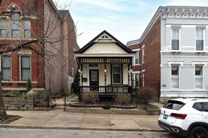 Exterior - Walk to Downtown, Bars, Stadiums - Perfect for 4! (Covington)