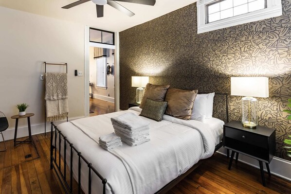 2 habitaciones, tabla de planchar con plancha, wifi y ropa de cama 