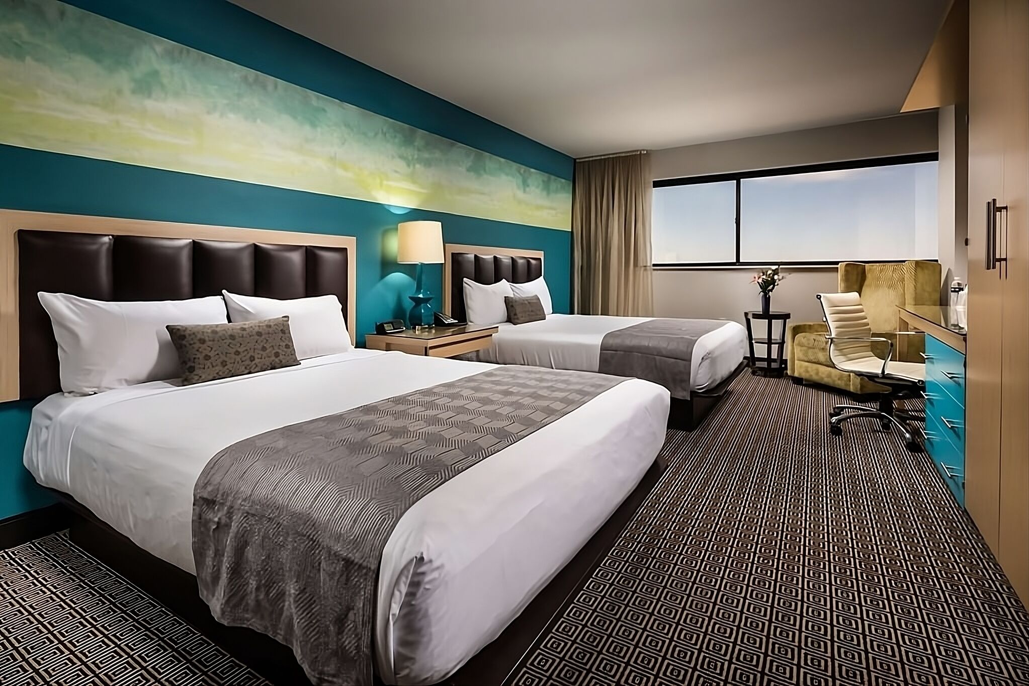 Perfect Vegas Adventure! 2 Units! Rooftop Pool! Near Shark Reef Aquarium!