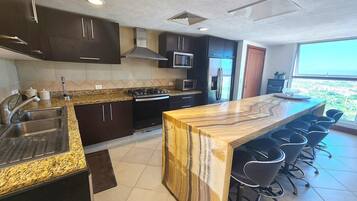 Apartemen Eksklusif | Dapur pribadi | Lemari es besar, microwave, oven, dan mesin pencuci piring