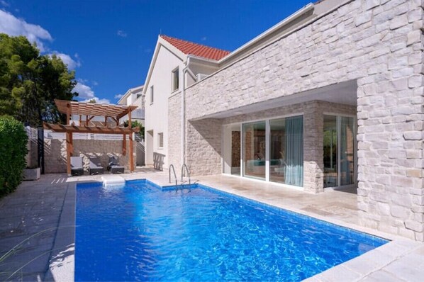 Una piscina al aire libre