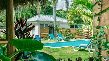 Piscine extérieure, parasols de plage, chaises longues
