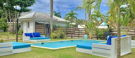 Kolam renang terbuka, dibuka dari pukul 9:00 hingga 21:00, payung kolam