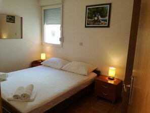 Tabla de planchar con plancha, wifi gratis y ropa de cama 