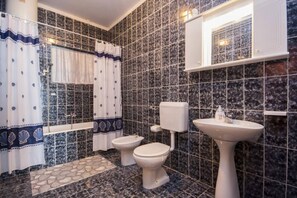 Banheira, secador de cabelo, toalhas de banho 