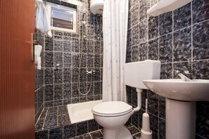 Dusj, hårføner og håndklær